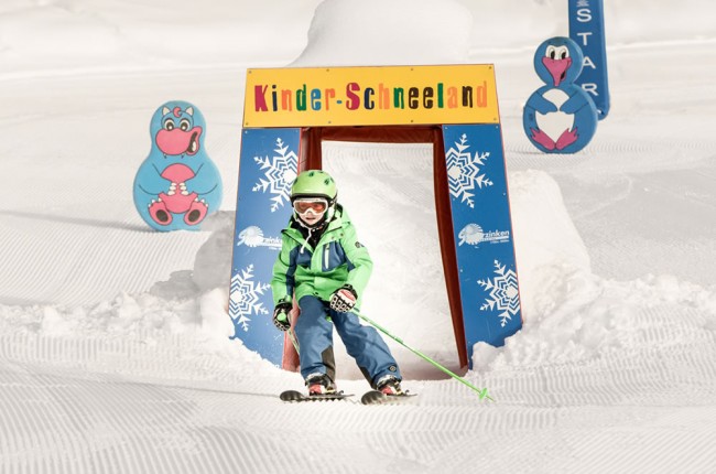 Kind beim Skifahren im Schneeland © Martin Huber
