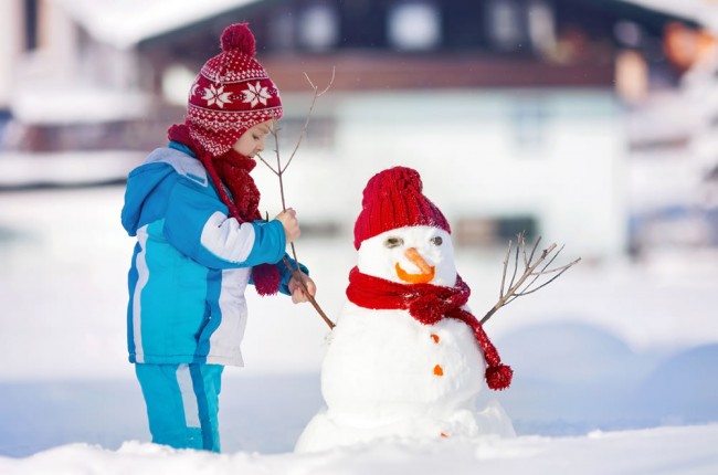 Schneemann bauen vorm Hotel Neuwirt in Ramsau am Dachstein