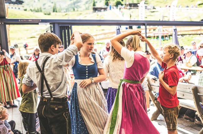 Kinder beim österreichischen Volkstanz © Christine Höflehner